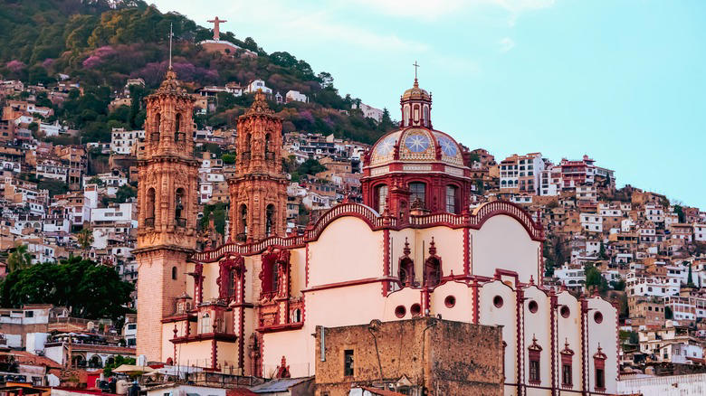 Taxco, Guerrero Cholula, Puebla, San Cristóbal de las Casas, Chiapas, Taxco, Guerrero, Todos Santos, Baja California, Izamal, Yucatán, Chiapa de Corzo, Chiapas, Tequila, Jalisco, Papantla, Veracruz, Real de Catorce, San Luis Potosí, Peña de Bernal, Querétaro