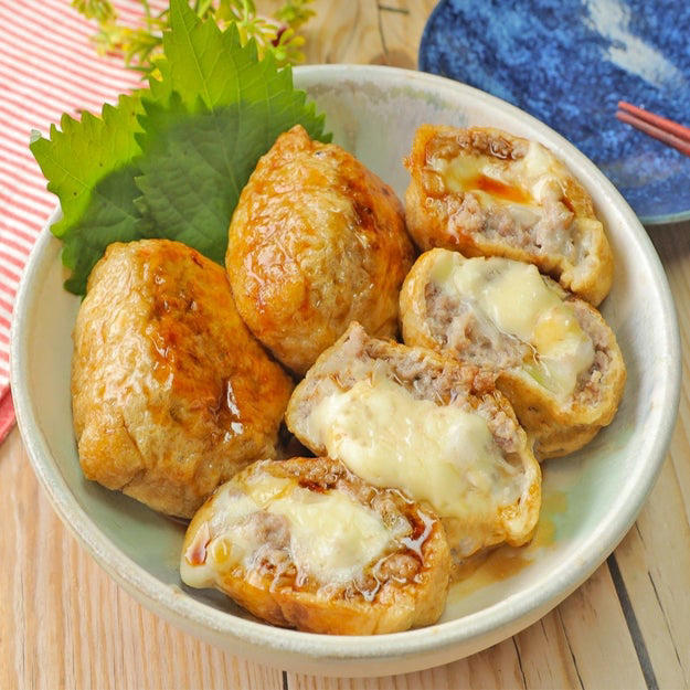 ツナ入りねぎみそチーズいなり, 【油揚げに詰めて焼くだけ】「毎日コレ食べたい！」「お弁当に入れて！」家族がぶっ飛ぶ油揚げの絶品アレンジレシピ, 明太もちーず油揚げ, 【油揚げにお餅をギュッと詰めて焼くだけ】「想像以上のウマさ」「出した瞬間なくなった」火を使わずに作れる簡単おつまみレシピ, 油揚げの肉詰めチーズ照り焼き, 【油揚げに詰めるだけでテンション爆上がり】「作った本人が一番驚いた」「白米が止まらん」絶対に外さない無敵のおかずレシピ