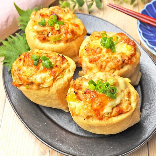 ツナ入りねぎみそチーズいなり, 【油揚げに詰めて焼くだけ】「毎日コレ食べたい！」「お弁当に入れて！」家族がぶっ飛ぶ油揚げの絶品アレンジレシピ, 明太もちーず油揚げ, 【油揚げにお餅をギュッと詰めて焼くだけ】「想像以上のウマさ」「出した瞬間なくなった」火を使わずに作れる簡単おつまみレシピ, 油揚げの肉詰めチーズ照り焼き, 【油揚げに詰めるだけでテンション爆上がり】「作った本人が一番驚いた」「白米が止まらん」絶対に外さない無敵のおかずレシピ