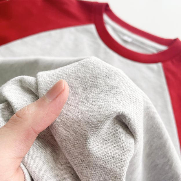 990円で買える、春コーデの主役にぴったりなTシャツ！, 1枚でも着られるような、ほどよく厚みのある生地。, リラックス感のある、ゆったりとしたシルエット。, 機能性とデザイン性を兼ね備えた、ラグランスリーブ仕様。, デニムパンツと合わせた、カジュアルコーデにぴったり！, 公式レビューでは、高評価の声が数多く寄せられています！