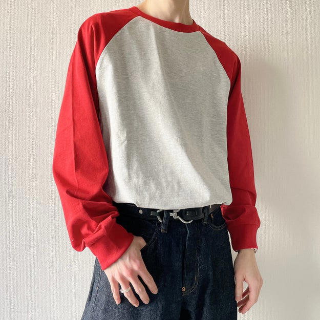 990円で買える、春コーデの主役にぴったりなTシャツ！, 1枚でも着られるような、ほどよく厚みのある生地。, リラックス感のある、ゆったりとしたシルエット。, 機能性とデザイン性を兼ね備えた、ラグランスリーブ仕様。, デニムパンツと合わせた、カジュアルコーデにぴったり！, 公式レビューでは、高評価の声が数多く寄せられています！