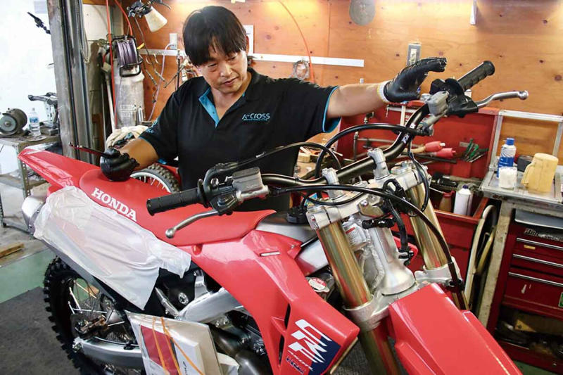 新車でもグリスアップが必要な理由, 新車状態のステムベアリングはグリスが不足している, ステムベアリングのグリスアップ手順, スイングアームはほぼ無給脂状態, スイングアームのグリスアップ, リンク周りもグリス量は十分ではない, リンクのグリスアップ, ホイールベアリングは防水対策が重要, チェーンアジャスターは見落としやすいポイント, ブレーキ周りも必ずチェックする, ステムの締め付けは最も難しいポイント