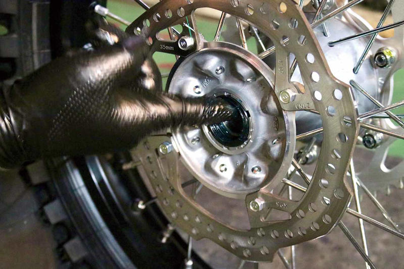 新車でもグリスアップが必要な理由, 新車状態のステムベアリングはグリスが不足している, ステムベアリングのグリスアップ手順, スイングアームはほぼ無給脂状態, スイングアームのグリスアップ, リンク周りもグリス量は十分ではない, リンクのグリスアップ, ホイールベアリングは防水対策が重要, チェーンアジャスターは見落としやすいポイント, ブレーキ周りも必ずチェックする, ステムの締め付けは最も難しいポイント