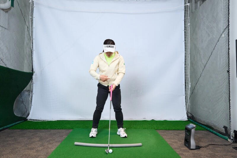 久しぶりのラウンドでミスショットを出さない方法, OKゾーンに打ち続けていけば調子は上がっていく！, 真っすぐの正解は〝直線〞ではなく〝曲線〞, おヘソとグリップエンドを一緒に動かして体を回す, 左足と上半身の連動アッパースイングで打つ, 右肩が突っ込まないように手で押さえながら練習