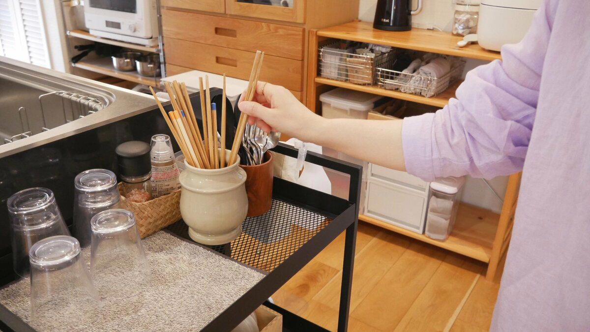1：細かく仕切らない。4つのケースに投げ込むだけ, 2：同じものでそろえる。無印良品の「竹箸10膳」が使いやすい, 3：一軍カトラリーは立てて収納する, がんばりすぎない収納なら続けやすい