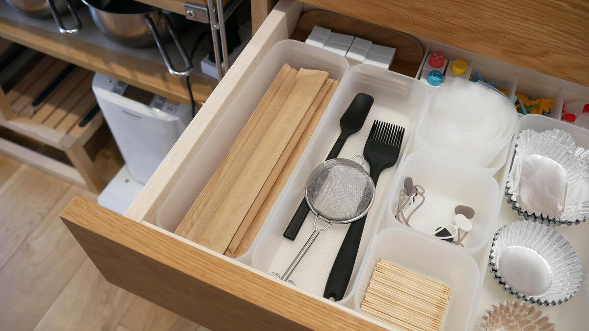 1：細かく仕切らない。4つのケースに投げ込むだけ, 2：同じものでそろえる。無印良品の「竹箸10膳」が使いやすい, 3：一軍カトラリーは立てて収納する, がんばりすぎない収納なら続けやすい