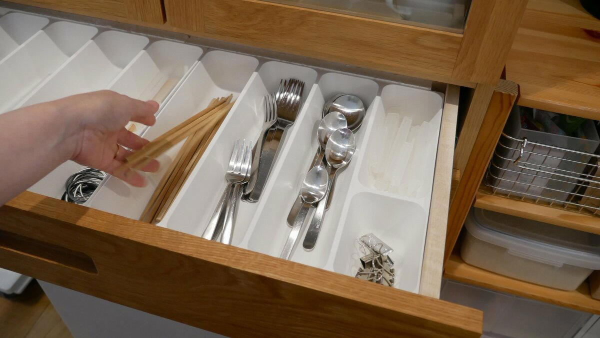 1：細かく仕切らない。4つのケースに投げ込むだけ, 2：同じものでそろえる。無印良品の「竹箸10膳」が使いやすい, 3：一軍カトラリーは立てて収納する, がんばりすぎない収納なら続けやすい