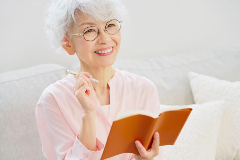 60歳代で「貯蓄3000万円以上」を達成した"うらやましい人"は何割？, 60歳代・二人以上世帯の貯蓄額分布, 【65歳以上・無職夫婦世帯】月の生活費はいくら？家計収支を確認！, 【65歳以上・リタイア後の生活】うらやましい貯蓄3000万円でも足りるとは限らない理由, 取り崩し期間は想像以上に長い, インフレと支出増はコントロールしにくい, 「残高」よりも「減り方」を見る必要がある, 【65歳以降】リタイア後の暮らしで「減りやすい支出・増えやすい支出」にはどんなものがある？, 現役時代に比べて減る支出もある, 見落としやすいのが医療費の増加, 医療費を含めた支出構造の見直しが重要, 【65歳以上・リタイア後の生活】支出は「増える」より「読みにくくなる」, 【65歳以上・リタイア後の生活】気になる厚生年金と国民年金。平均月額はいくら？, 厚生年金の平均年金月額, 国民年金の平均年金月額, 平均額ではなく「自分の見込み額」を確認することが重要