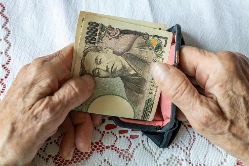 75歳から対象！「後期高齢者医療制度」の基本をわかりやすく解説, 所得で変わる医療費の自己負担割合【1割・2割・3割】, 【2026・2027年度】後期高齢者医療制度の保険料はいくら？全国平均と内訳, 後期高齢者医療制度の保険料、都道府県別ランキング【高い順】, 年金収入84万円モデルケースでの後期高齢者医療保険料は月額いくら？, 2026年度から新設！後期高齢者が支払う「子ども・子育て支援金」の月額