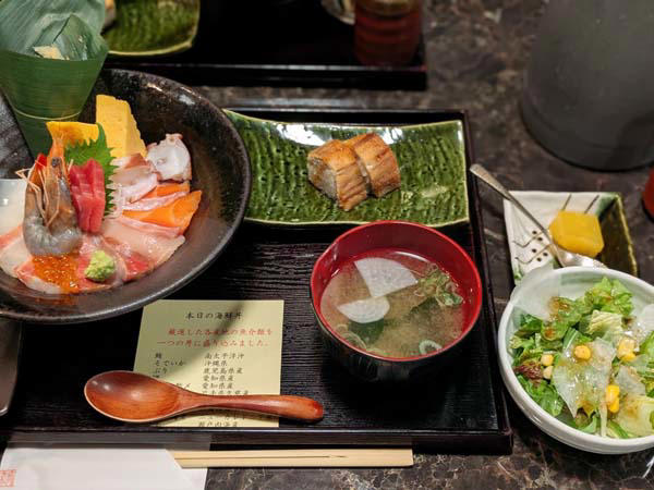 【神保町】開店10分で完売！？限定10食の海鮮丼が1500円で神コスパ, 【神保町】1080円！スープ完飲のフォーとサクサクバインミーランチに悶絶, 【神保町】石窯でじっくり焼きのパンケーキ！, 【有楽町／神保町／東銀座】極上朝カレー3選！450円のお手頃から土鍋ごはん系まで, 【水道橋】東京ドームホテルで新鮮野菜のご馳走ブッフェ