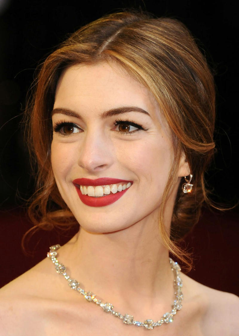 Coral-On-Coral In 2001, Frosted Lips & Glossy Curls In 2004, Sophisticated Half-Updo in 2006, Bouncy Bob in 2008, ‘60s Vibes in 2009, Face-Framing Highlights in 2011, Piece-y Pixie in 2012, Ponytail Braid in 2016, Vibrant Red Hair in 2019, Rich Hair & Bubblegum Pink Lips in 2020, Dewy, Fresh Makeup & Loose Waves in 2022, Fluffy Fringe & A Pumped-Up Pony in 2024, Air-Dried Waves in 2026