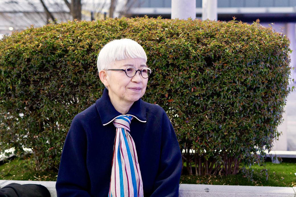 明るい色を着て、気分を上げる, 年金暮らしでもファッションを楽しみたい, メガネが連れてきた髪型, 膝の痛みから解放してくれた靴, お金がないから感性を磨いた, 暮らしはギリギリでも、譲れないこと