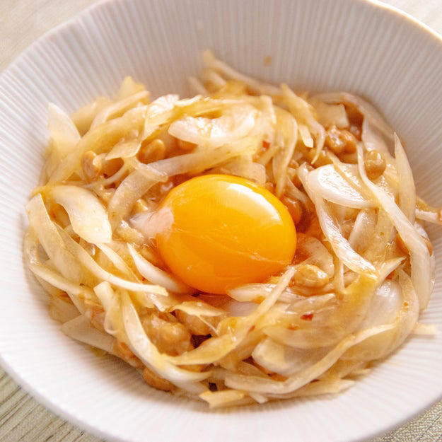 ねぎ塩レモンだれ納豆, 「この納豆、やけにウマいね」「どこで知ったの？」混ぜるだけで超簡単♪朝から白米3杯イケる納豆のアレンジレシピ, 新玉ねぎと納豆の卵黄和え, 【新玉ねぎ】この時期は「長ねぎ」よりこっち！納豆と和えるだけでクセになるうまさ, 納豆と卵のふわふわ炒め, 【納豆×卵はこう食べる】「もう普通には戻れない」「子どももおかわり」クセになる簡単炒めレシピ♪, マヨ砂糖入り納豆, 「この納豆、レベチでウマい」「朝ごはんは全部コレにして」混ぜるだけで激ウマ♪家族がハマった納豆の簡単アレンジレシピ, 納豆の韓国風ユッケ, 【納豆の底力ここにあり】「小さじ1のひと工夫で劇的変化」「もう普通に食べられない」簡単絶品レシピ