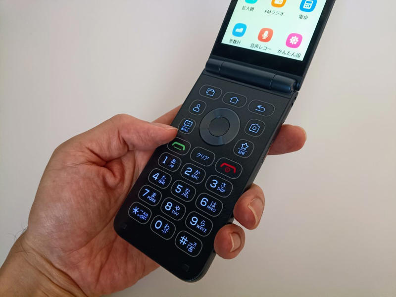 Android 14 Go Edition搭載のケータイ型スマホ, 通話の使い勝手はスマホよりも良好, 必須アプリはどこまで使えるか, 検証で見えた便利ポイントと残念ポイント, スマホ並みの使い方も「やろうと思えばできる」。無理のないデジタルデトックスに