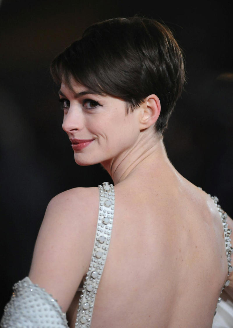 Coral-On-Coral In 2001, Frosted Lips & Glossy Curls In 2004, Sophisticated Half-Updo in 2006, Bouncy Bob in 2008, ‘60s Vibes in 2009, Face-Framing Highlights in 2011, Piece-y Pixie in 2012, Ponytail Braid in 2016, Vibrant Red Hair in 2019, Rich Hair & Bubblegum Pink Lips in 2020, Dewy, Fresh Makeup & Loose Waves in 2022, Fluffy Fringe & A Pumped-Up Pony in 2024, Air-Dried Waves in 2026