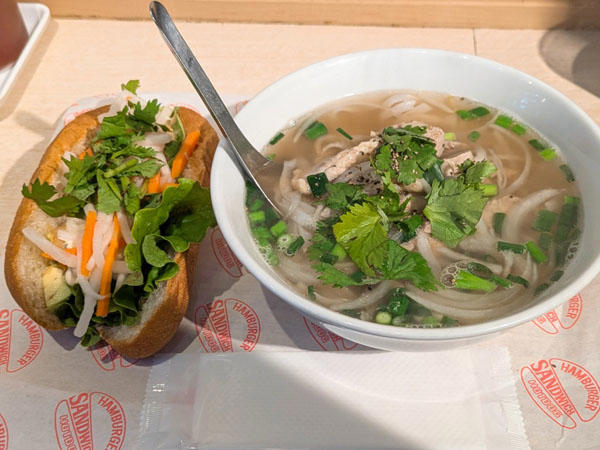 【神保町】開店10分で完売！？限定10食の海鮮丼が1500円で神コスパ, 【神保町】1080円！スープ完飲のフォーとサクサクバインミーランチに悶絶, 【神保町】石窯でじっくり焼きのパンケーキ！, 【有楽町／神保町／東銀座】極上朝カレー3選！450円のお手頃から土鍋ごはん系まで, 【水道橋】東京ドームホテルで新鮮野菜のご馳走ブッフェ