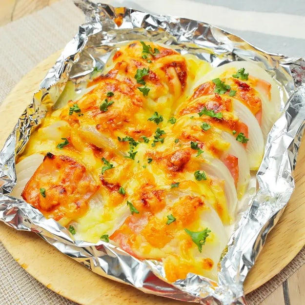 玉ねぎのベーコンチーズホイル焼き, 【じっくり火を通した新玉ねぎは無敵】うますぎて100回は作ってる！つまみ食いでなくなる極上レシピ, アスパラガスのチーズホイル焼き, 【旬のアスパラはこうやって食べて！】包んで焼くだけ♪究極のホイル焼きレシピ, ブロッコリーとベーコンのチーズホイル焼き, 【こんなブロッコリーウマいに決まってるわ】我が家でバズってる簡単おかずレシピ