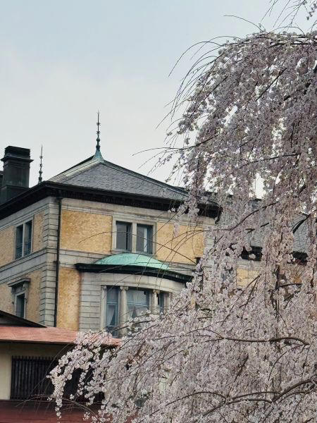 重要文化財の迎賓館で楽しむ、京都らしいランチ体験, 時代が重なり合う、長楽館の建築空間, 土地と時間をつなぐ、長楽館の一皿, 食後も続く、長楽館の時間, 余韻を持ち帰る、長楽館のブティック