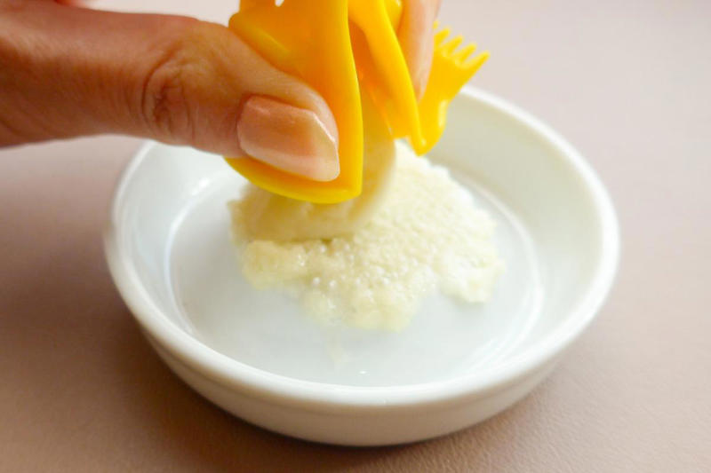 クリップのような「薬味ホルダー」, 指を守りながら、安心してすりおろせる, すりおろした薬味を集めるのもラクラク, スライサーの指ガードとしても活躍, 引き出しに入るコンパクトさがうれしい