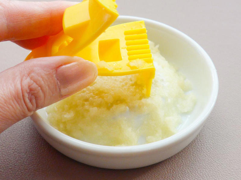クリップのような「薬味ホルダー」, 指を守りながら、安心してすりおろせる, すりおろした薬味を集めるのもラクラク, スライサーの指ガードとしても活躍, 引き出しに入るコンパクトさがうれしい