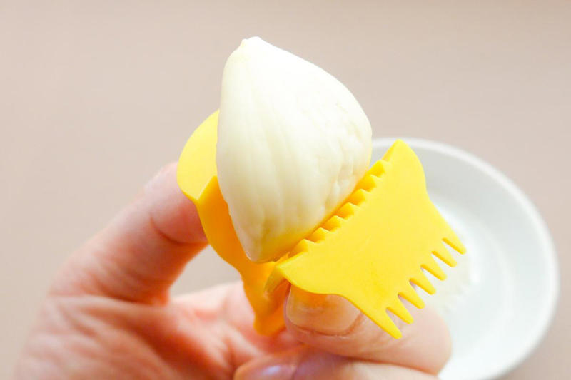クリップのような「薬味ホルダー」, 指を守りながら、安心してすりおろせる, すりおろした薬味を集めるのもラクラク, スライサーの指ガードとしても活躍, 引き出しに入るコンパクトさがうれしい
