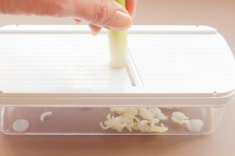 クリップのような「薬味ホルダー」, 指を守りながら、安心してすりおろせる, すりおろした薬味を集めるのもラクラク, スライサーの指ガードとしても活躍, 引き出しに入るコンパクトさがうれしい