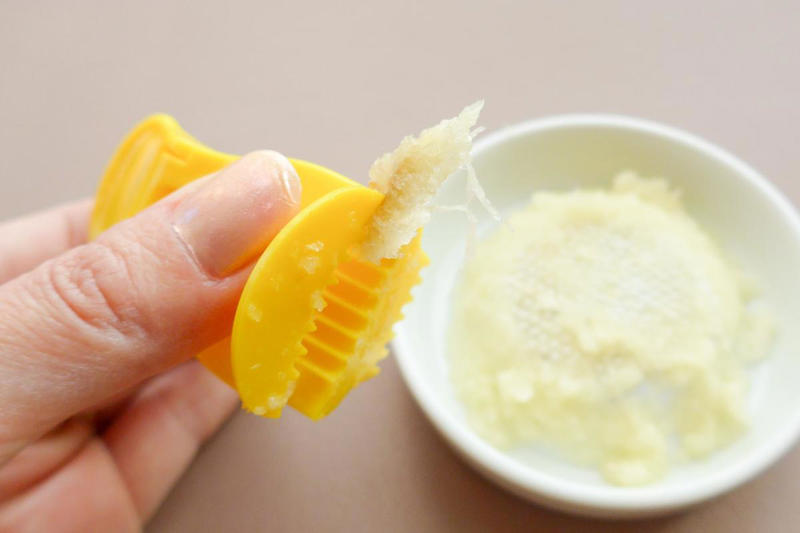 クリップのような「薬味ホルダー」, 指を守りながら、安心してすりおろせる, すりおろした薬味を集めるのもラクラク, スライサーの指ガードとしても活躍, 引き出しに入るコンパクトさがうれしい