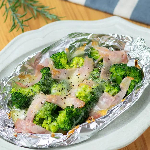 玉ねぎのベーコンチーズホイル焼き, 【じっくり火を通した新玉ねぎは無敵】うますぎて100回は作ってる！つまみ食いでなくなる極上レシピ, アスパラガスのチーズホイル焼き, 【旬のアスパラはこうやって食べて！】包んで焼くだけ♪究極のホイル焼きレシピ, ブロッコリーとベーコンのチーズホイル焼き, 【こんなブロッコリーウマいに決まってるわ】我が家でバズってる簡単おかずレシピ