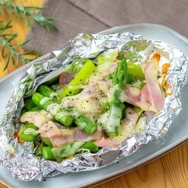 玉ねぎのベーコンチーズホイル焼き, 【じっくり火を通した新玉ねぎは無敵】うますぎて100回は作ってる！つまみ食いでなくなる極上レシピ, アスパラガスのチーズホイル焼き, 【旬のアスパラはこうやって食べて！】包んで焼くだけ♪究極のホイル焼きレシピ, ブロッコリーとベーコンのチーズホイル焼き, 【こんなブロッコリーウマいに決まってるわ】我が家でバズってる簡単おかずレシピ