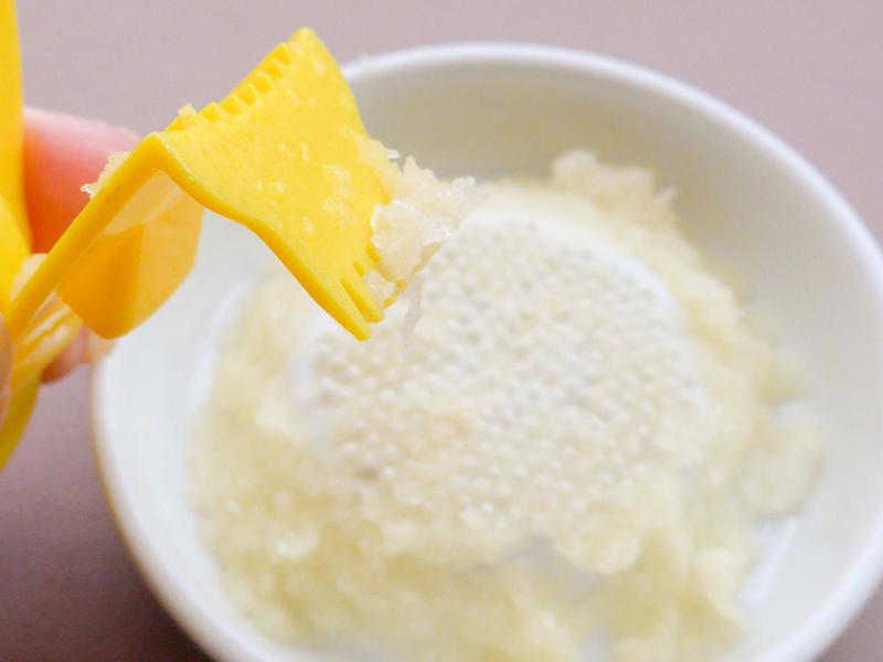 クリップのような「薬味ホルダー」, 指を守りながら、安心してすりおろせる, すりおろした薬味を集めるのもラクラク, スライサーの指ガードとしても活躍, 引き出しに入るコンパクトさがうれしい