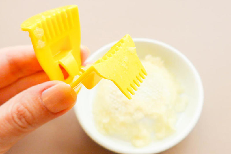 クリップのような「薬味ホルダー」, 指を守りながら、安心してすりおろせる, すりおろした薬味を集めるのもラクラク, スライサーの指ガードとしても活躍, 引き出しに入るコンパクトさがうれしい