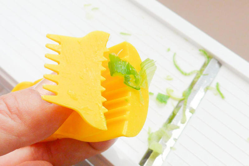 クリップのような「薬味ホルダー」, 指を守りながら、安心してすりおろせる, すりおろした薬味を集めるのもラクラク, スライサーの指ガードとしても活躍, 引き出しに入るコンパクトさがうれしい