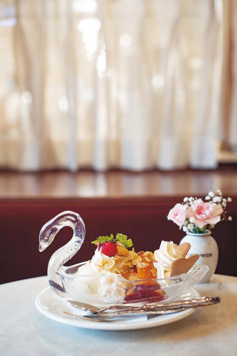 オペラ歌手のために作られたデザートを『カフェ ウィーン』, 『カフェ ウィーン』店舗詳細, 一服のお茶に老舗の歴史を感じる『山本山 ふじヱ茶房』, 『山本山 ふじヱ茶房』店舗詳細, 大人時間を過ごせるカフェバー『SALONE VENDREDI』, 社会参画を促すテクノロジーカフェ『分身ロボットカフェ DAWN ver.β』, 『分身ロボットカフェ DAWN ver.β』店舗詳細, 長年愛されてきた老舗喫茶に新しい風『はまの屋パーラー日本橋本店』, 『はまの屋パーラー日本橋本店』店舗詳細, シーンによって抹茶のイメージが変わる！ 『IPPUKU &amp; MATCHA 日本橋店』, 『IPPUKU &amp; MATCHA 日本橋店』店舗詳細