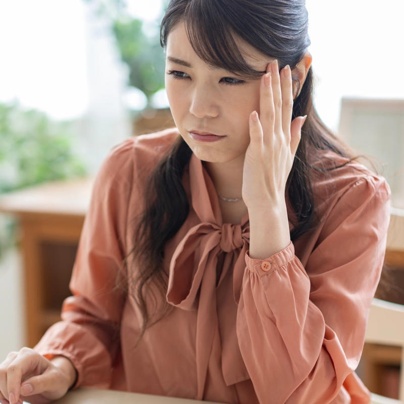 1. 気づけばずっとスマホを見ている, 2.「有意義に過ごさなきゃ」と自分にプレッシャーをかける, 3. 寂しさや不安をごまかすように予定を詰め込む, 4. SNSで他人と比べて落ち込んでしまう, 5.「休むのはダメ」と思い込んでゆっくりできない, 6. 本当にやりたいことを後回しにしてしまう