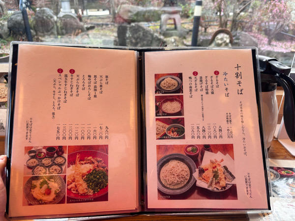 行列の絶えない人気店！, 日本庭園を眺めながら贅沢ランチ♪, こだわりが素晴らしい！, 蕎麦も丼も一品もメニュー豊富！, ランチセットが圧倒的お得！, 具沢山な巻き寿司に驚き！！, ドライブの際に是非♪