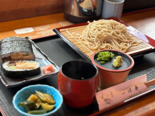 行列の絶えない人気店！, 日本庭園を眺めながら贅沢ランチ♪, こだわりが素晴らしい！, 蕎麦も丼も一品もメニュー豊富！, ランチセットが圧倒的お得！, 具沢山な巻き寿司に驚き！！, ドライブの際に是非♪