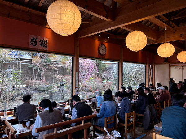 行列の絶えない人気店！, 日本庭園を眺めながら贅沢ランチ♪, こだわりが素晴らしい！, 蕎麦も丼も一品もメニュー豊富！, ランチセットが圧倒的お得！, 具沢山な巻き寿司に驚き！！, ドライブの際に是非♪