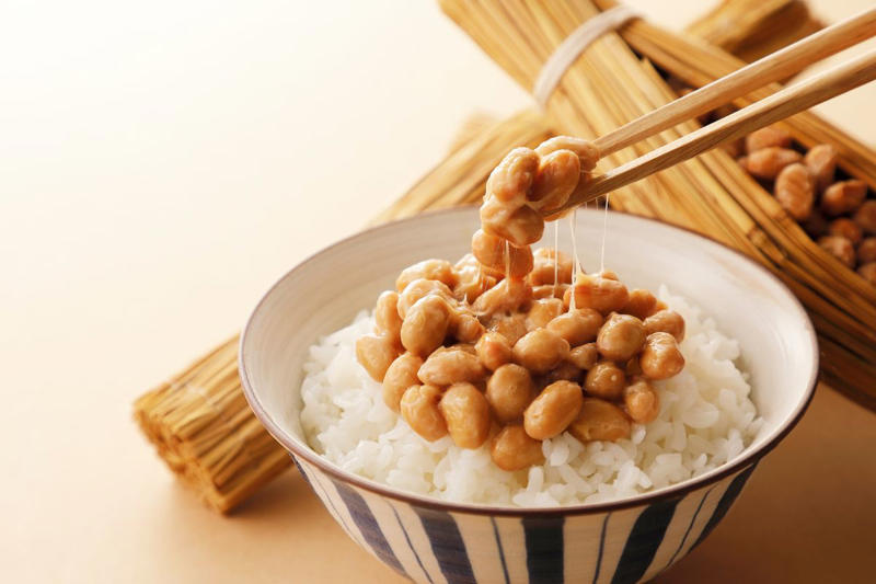 賞味期限切れの納豆は食べられる？, 色やにおいの変化をチェック！納豆の品質低下のサイン, 強いアンモニア臭がする, 色が濃くなりドロドロしている, シャリシャリした食感がある, 賞味期限が近い場合は冷凍がおすすめ, 納豆を安全に保存するコツ, 冷蔵庫（10℃以下）で保存する, 開封後は早めに食べる, 食べきれない場合はすぐ冷凍