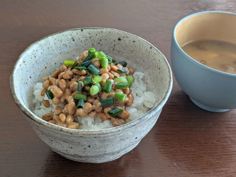 賞味期限切れの納豆は食べられる？, 色やにおいの変化をチェック！納豆の品質低下のサイン, 強いアンモニア臭がする, 色が濃くなりドロドロしている, シャリシャリした食感がある, 賞味期限が近い場合は冷凍がおすすめ, 納豆を安全に保存するコツ, 冷蔵庫（10℃以下）で保存する, 開封後は早めに食べる, 食べきれない場合はすぐ冷凍