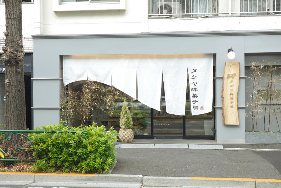 “日本が好きだから。” 和の空気漂う暖簾を潜り抜けて広がる、白の世界, 自分が食べたい、自分が好きなものを並べる。経験から培った「おいしさ」の意味, 何度でも、何個でも食べたくなる、シンプルだからこそ食べ飽きないケーキ, 子どもたちに憧れられるケーキ屋を。楽しいと思えるその気持ちをケーキに込める