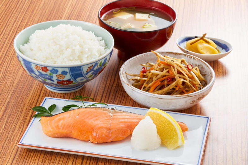 【65歳以上】無職単身世帯「ひとり暮らしの生活費」ひと月どのくらい必要？, 65歳以上《単身》無職世帯ひと月の家計収支, 【2026年度最新版】国民年金・厚生年金の受給額の目安はいくら？, 【2026年度】国民年金と厚生年金の年金額例, 働き方でこんなに違う！ 5つのライフコース別・将来の年金シミュレーション, パターン①：男性・厚生年金期間中心, パターン②：男性・国民年金（第1号被保険者）期間中心, パターン③：女性・厚生年金期間中心, パターン④：女性・国民年金（第1号被保険者）期間中心, パターン⑤：女性・国民年金（第3号被保険者）期間中心, 【ポイント解説】2025年「年金制度改正」で私たちの老後や働き方はどう変わる？
