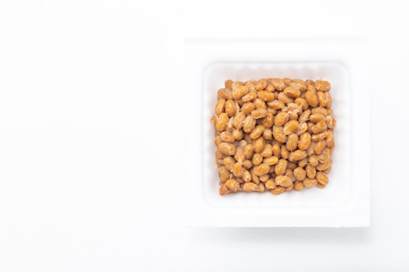 賞味期限切れの納豆は食べられる？, 色やにおいの変化をチェック！納豆の品質低下のサイン, 強いアンモニア臭がする, 色が濃くなりドロドロしている, シャリシャリした食感がある, 賞味期限が近い場合は冷凍がおすすめ, 納豆を安全に保存するコツ, 冷蔵庫（10℃以下）で保存する, 開封後は早めに食べる, 食べきれない場合はすぐ冷凍