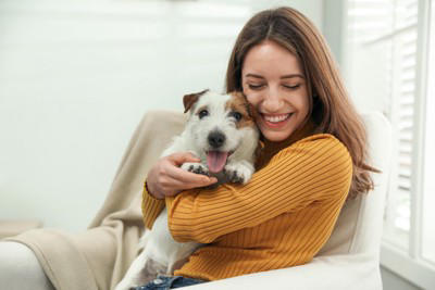 犬を「ハグしすぎる」と危険な理由4選, 1.椎間板ヘルニアのリスク, 2.肋骨・内臓への圧迫, 3.転嫁攻撃のリスク, 4.顔同士の近さによる事故, 愛犬の心と体に与える悪影響, 犬が「やめて！」と思っている時のサイン, 犬との「正しいスキンシップ」の方法, 正面から行かない, なでて喜ぶ場所を知る, 「引き際」を覚える