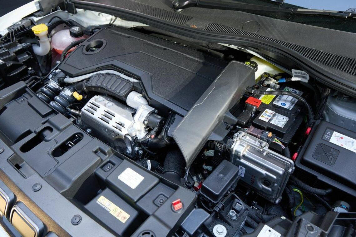 コンパクトSUV「アベンジャー」とは, エクステリア＆インテリアについて, 1.2Lターボ+48Vハイブリッドのパワートレイン, 4輪駆動システムについて, 便利機能・先進運転支援システム, 平野歩夢選手をブランドアンバサダーに若者を狙う