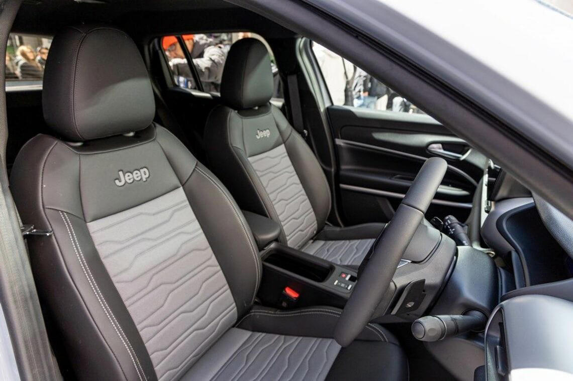 コンパクトSUV「アベンジャー」とは, エクステリア＆インテリアについて, 1.2Lターボ+48Vハイブリッドのパワートレイン, 4輪駆動システムについて, 便利機能・先進運転支援システム, 平野歩夢選手をブランドアンバサダーに若者を狙う