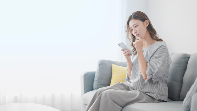 1. 気づけばずっとスマホを見ている, 2.「有意義に過ごさなきゃ」と自分にプレッシャーをかける, 3. 寂しさや不安をごまかすように予定を詰め込む, 4. SNSで他人と比べて落ち込んでしまう, 5.「休むのはダメ」と思い込んでゆっくりできない, 6. 本当にやりたいことを後回しにしてしまう