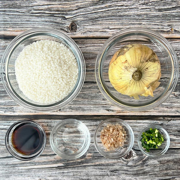 新玉ねぎの炊き込みご飯, 作り方：① 炊飯釜に研いだ米と【A】、水（分量外）を2合の目盛りまで水を注ぐ。, ② ①に皮をむいて、十字に切り込みを入れた新玉ねぎを入れて、通常通り炊飯する。, ③ 炊き上がったら軽くかき混ぜ、器に盛って小ねぎとかつお節をかけたら、完成！