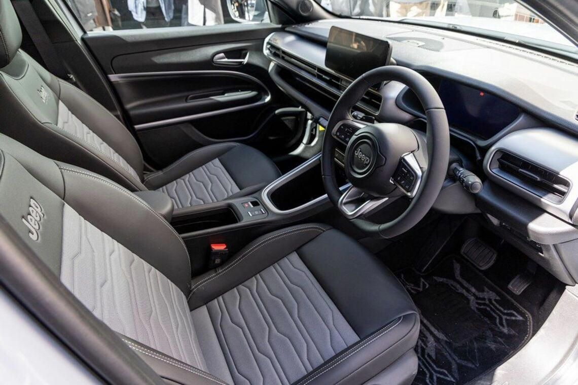 コンパクトSUV「アベンジャー」とは, エクステリア＆インテリアについて, 1.2Lターボ+48Vハイブリッドのパワートレイン, 4輪駆動システムについて, 便利機能・先進運転支援システム, 平野歩夢選手をブランドアンバサダーに若者を狙う