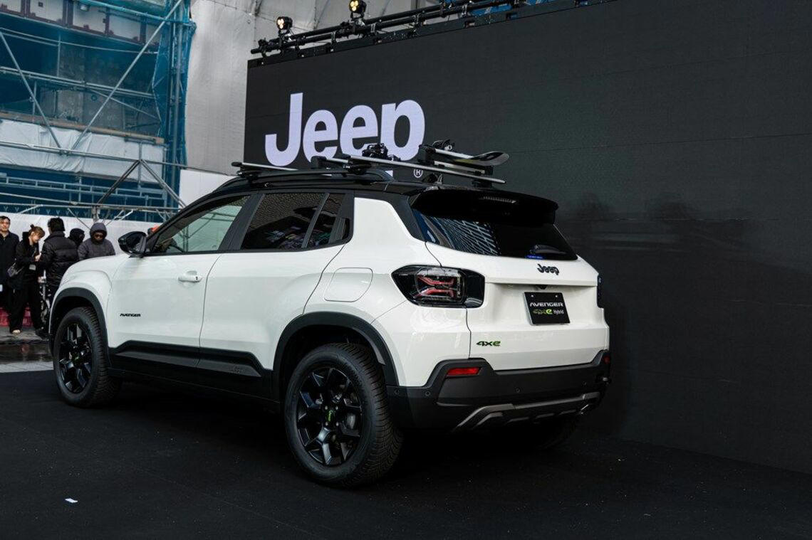 コンパクトSUV「アベンジャー」とは, エクステリア＆インテリアについて, 1.2Lターボ+48Vハイブリッドのパワートレイン, 4輪駆動システムについて, 便利機能・先進運転支援システム, 平野歩夢選手をブランドアンバサダーに若者を狙う