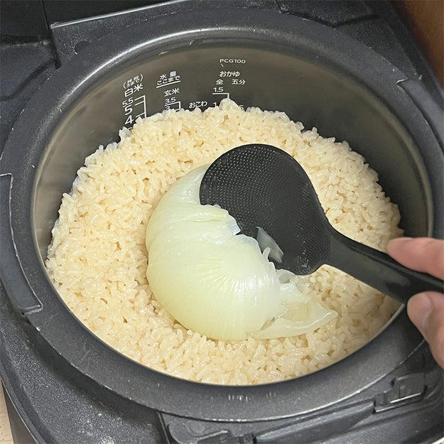新玉ねぎの炊き込みご飯, 作り方：① 炊飯釜に研いだ米と【A】、水（分量外）を2合の目盛りまで水を注ぐ。, ② ①に皮をむいて、十字に切り込みを入れた新玉ねぎを入れて、通常通り炊飯する。, ③ 炊き上がったら軽くかき混ぜ、器に盛って小ねぎとかつお節をかけたら、完成！